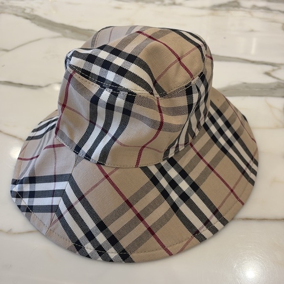 ⭐️Burberry Extra Wide Nova Check Bucket Hat—BEAUTIFUL!! Authentic—Summer-NWT - Picture 5 of 6